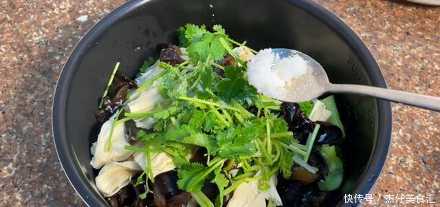 招待客人的时候,做这样一道凉拌菜,清脆爽口吃得完全停不下来