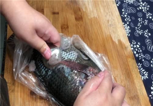 胡萝卜头|才发现刮鱼鳞这么简单，只需一个塑料袋，快速又干净，一秒光溜溜