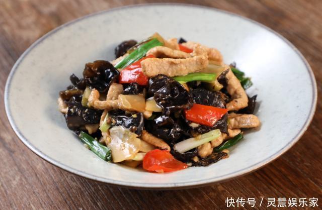 炒木耳时,容易炸锅溅出?学会这一招,轻松解决,特别实用
