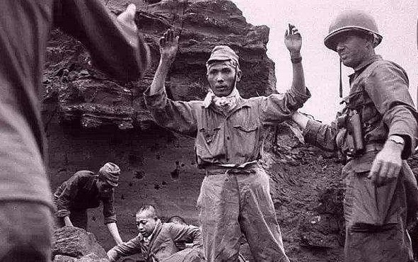 照片|日军宁死不降？看看他们举手投降的照片，这才是真正的日本鬼子！