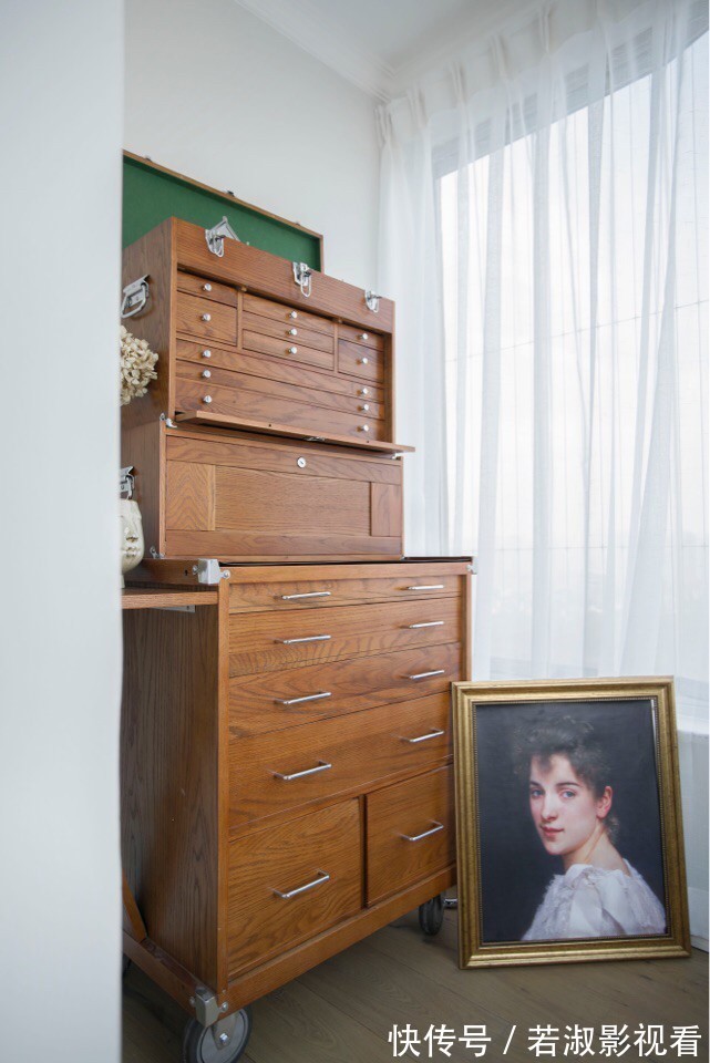 两个人|朋友第一次到新家做客,进屋就被客厅吸引,独特的配色让人称赞