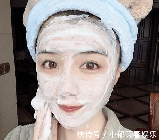 洗面奶|刚打湿脸就涂洗面奶,难怪黑头越长越多,告诉你正确的洗脸方法