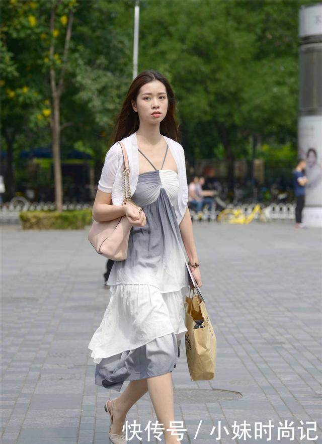 搭配|街拍:穿着长裙的姑娘, 要搭配高跟鞋, 才会看着不挑身材