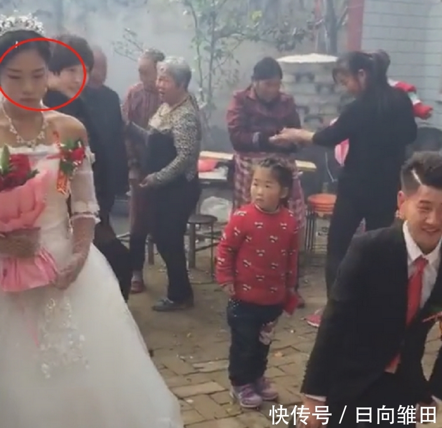 最尴尬婚礼现场来袭，新娘不愿朝公婆下跪行礼，却获得网友力挺