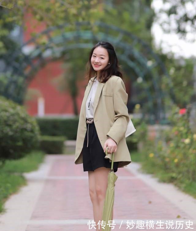 T恤 微胖女生怎么穿才好看西服外套搭配T恤和黑色短裤,显高又显瘦