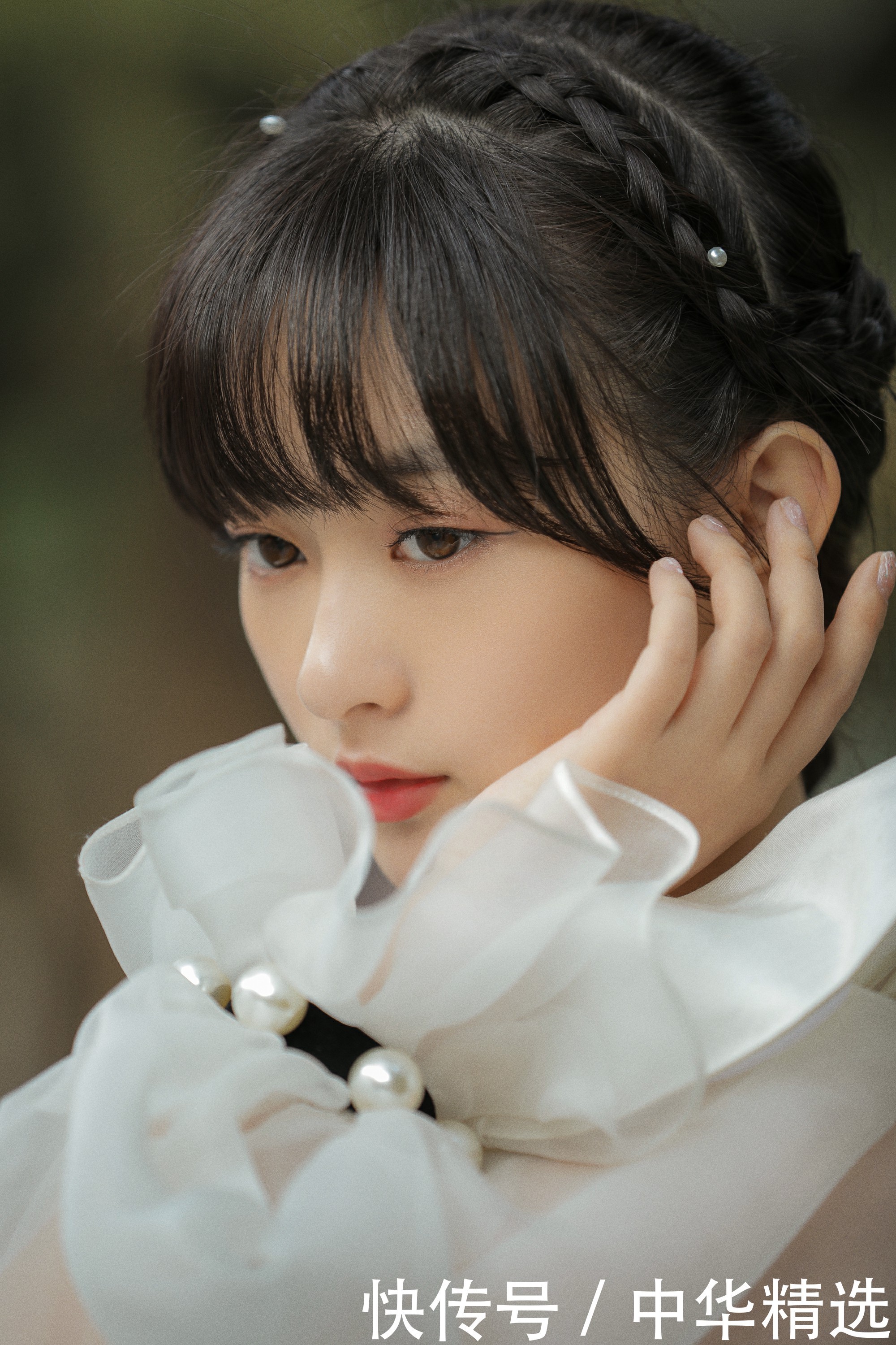 姚晓棠、李澳出席中国国际时装周 精致造型解锁时尚趋势