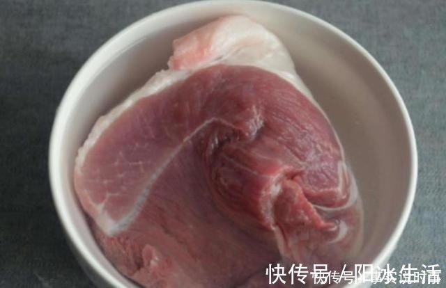解冻肉千万别用水泡，大厨教我这样做，解冻快，肉还很鲜嫩！