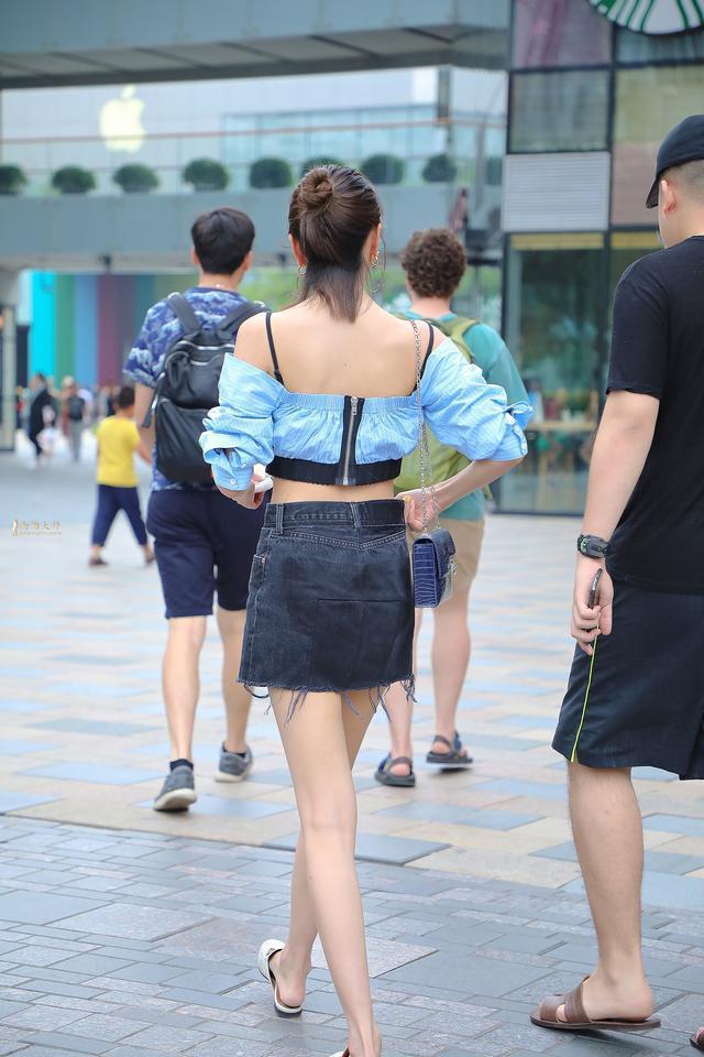 白皙|街拍:超短连衣裙搭配白色外搭,秀出白皙嫩滑的大长腿!