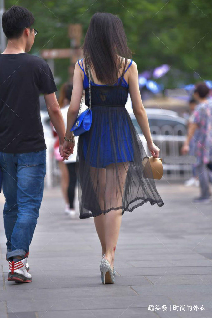 时尚女生真会穿,连衣短裤外搭黑色纱裙,轻盈舒适又雅致