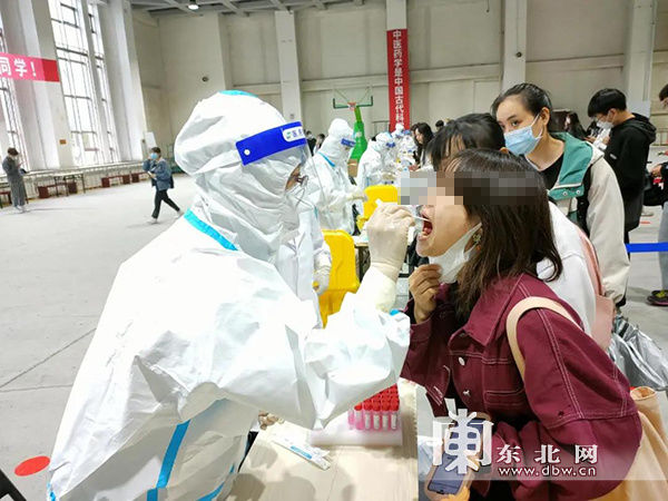 核酸|黑龙江中医药大学集结四所附属医院300余人支援核酸采集工作