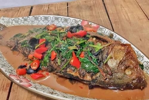 炖鱼时,别只会放料酒和醋,多加这1样,鱼肉鲜嫩香,还无腥味