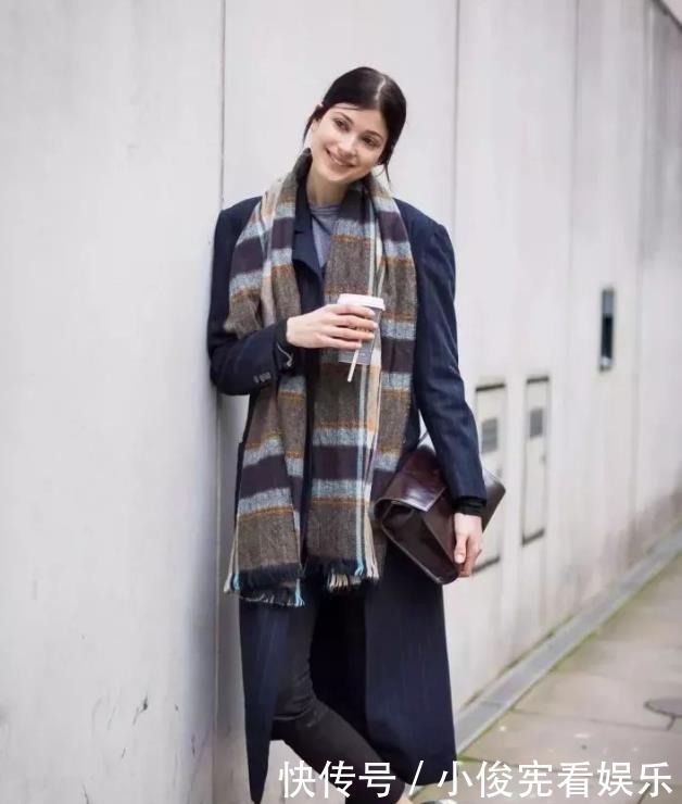 天冷了,分享3个优雅时髦的“围巾”搭配,温暖舒适显气质