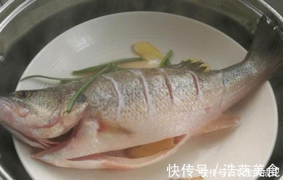做清蒸鱼,谨记“2不放”,鱼肉蒸好不柴不腥,又鲜又嫩又香