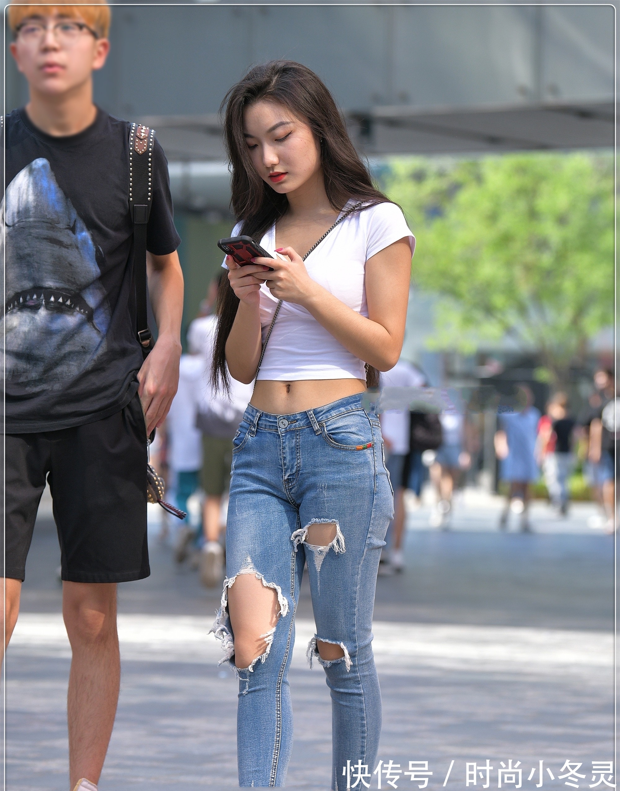 破洞 修身V领短袖搭配破洞牛仔裤，设计独特，更显强大气场