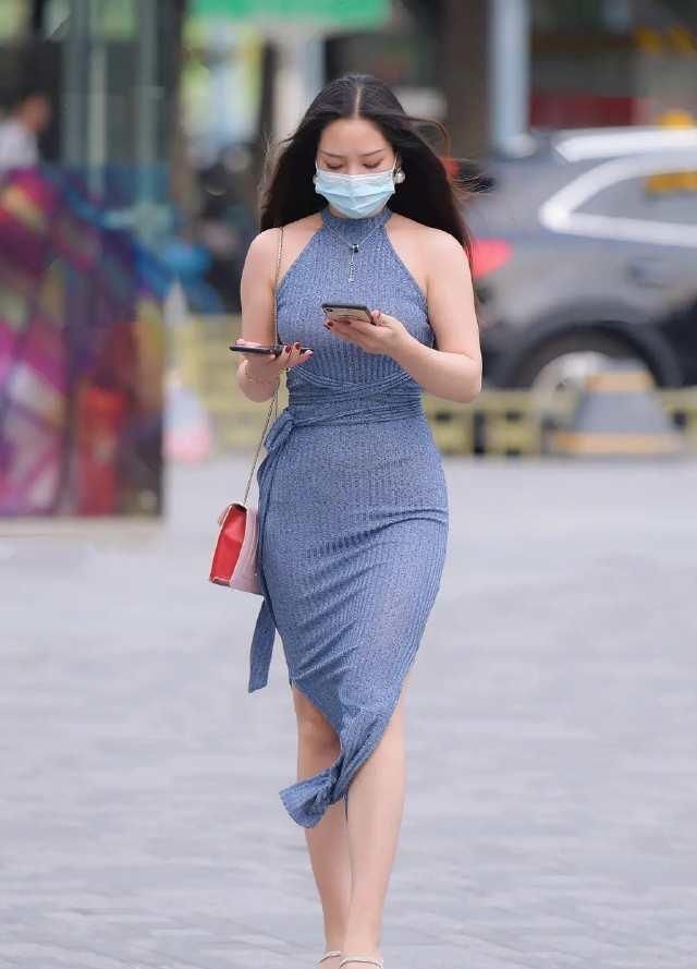 展现|紧身款连衣裙,完美展现微胖美女的身材和气质