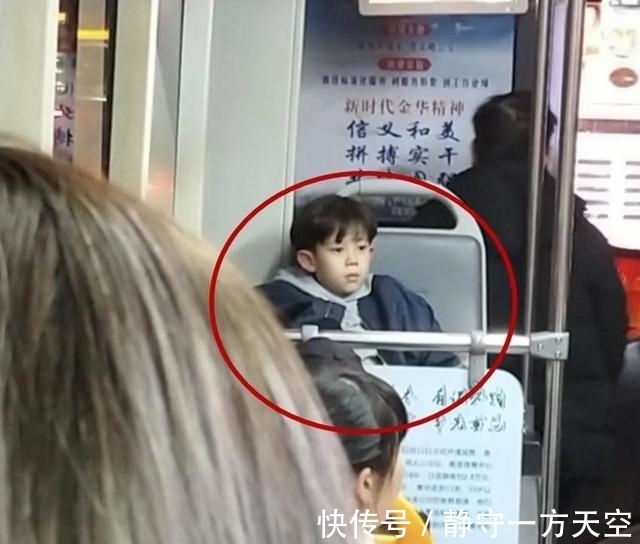 秃顶|“超帅气男孩”的颜值,引来众多宝妈羡慕:阿姨这就去偷孩子