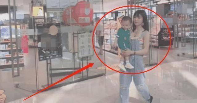 宝妈 “最年轻奶奶”走红,和孙子逛街如同姐弟,网友:我酸了