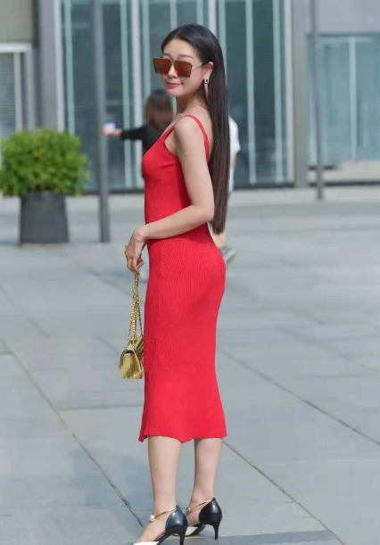 优美|红色连衣裙搭配银黑色高跟鞋,优美迷人,光彩夺目