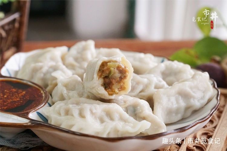 做萝卜猪肉馅饺子,萝卜的处理是关键,方法对了,饱满多汁味道香