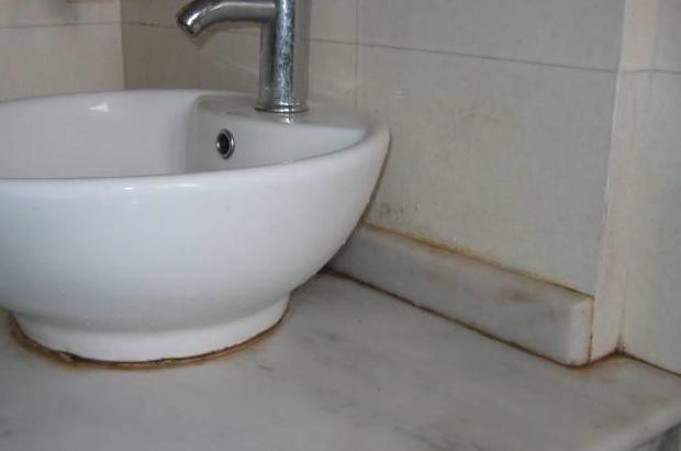 妙招|卫生间缝隙想不发黑有妙招,用这种材料代替,住几十年跟新的一样