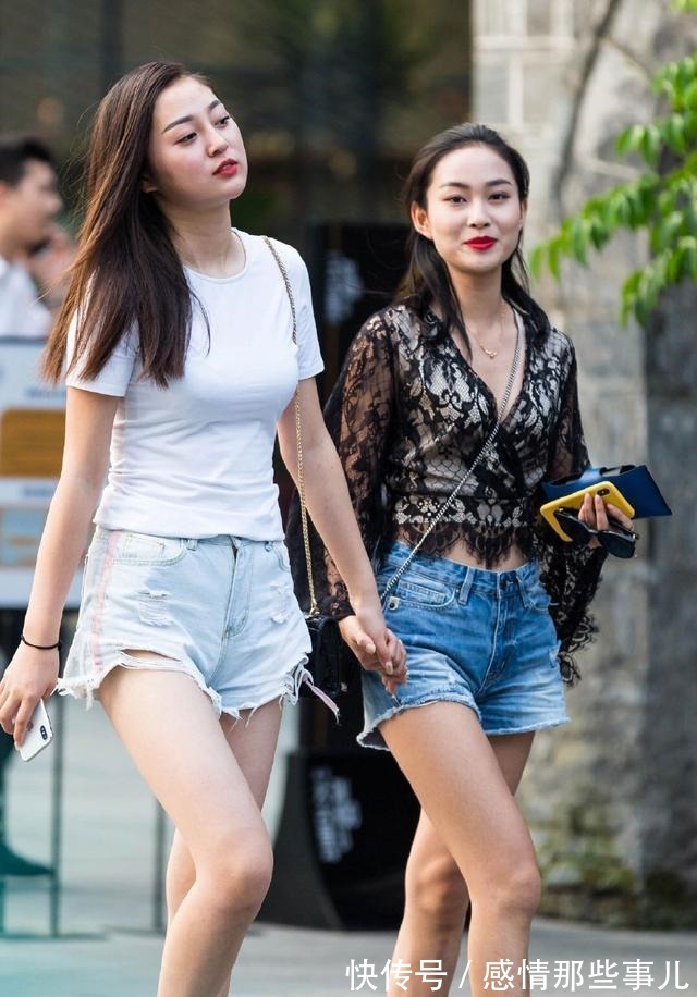 T恤 气质女人时尚穿搭，灰色T恤配白色牛仔，朴素整洁，富有魅力！