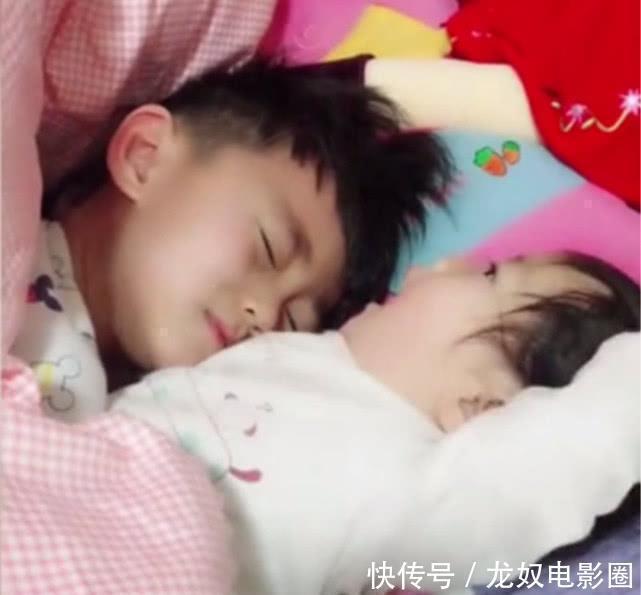 2胎|哥哥睡觉时被2胎妹妹吵醒,看到接下来的一幕,妈妈要被暖炸了