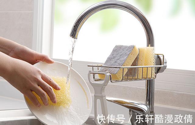 厨房再大，水槽边也别空着！瞧瞧聪明人这样布置，高级美观又实用