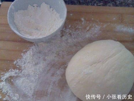 烙饼别再用凉水和开水了,用它和面,软香多层,放几天也不会硬!