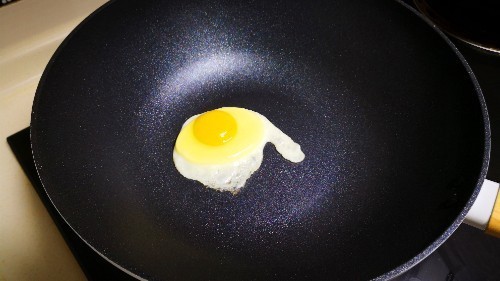 冲洗|原来不粘锅也要开锅和养护,很多人不懂,怪不得越用越粘还掉涂层