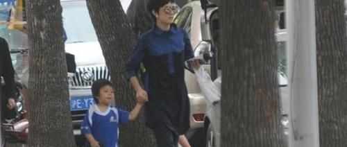 家长会|宝妈穿着新买的“洋衣服”去开家长会,班主任看到:换一件再来