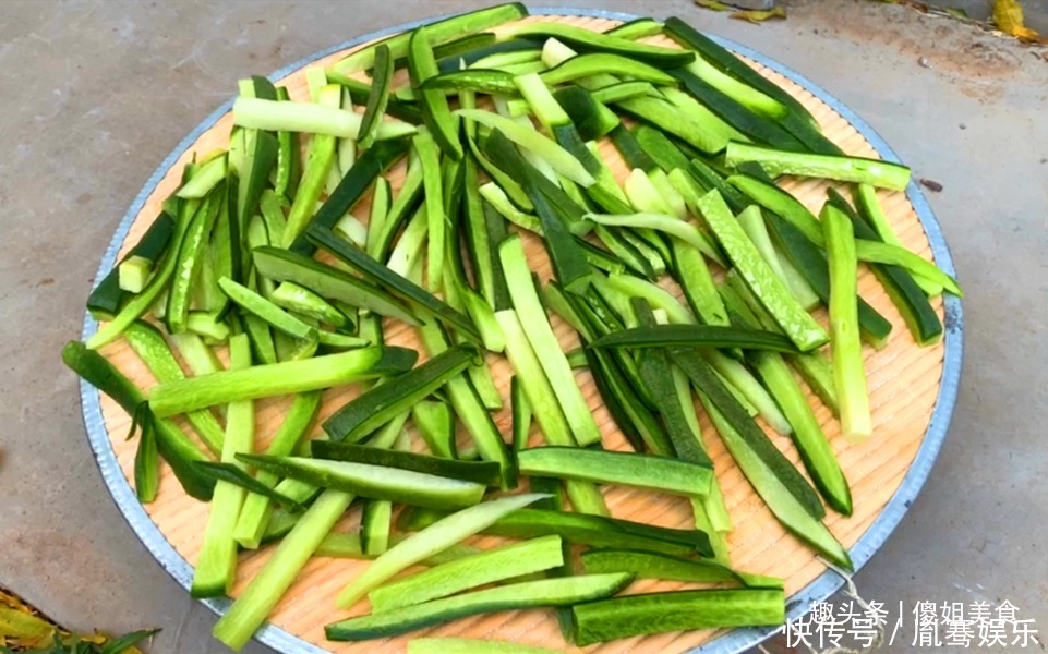 腌萝卜，万不可用白糖和米醋了，加它，萝卜鲜脆可口，放半年不坏