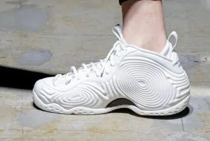 经典的Nike喷泡也能玩出新花样，这双CDG联名能否引发喷泡变革？