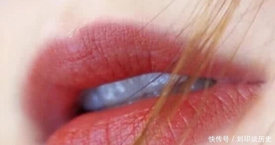 嘴唇|涂口红时千万别“直接抿”,化妆达人教你3招,既好看又“不沾杯”!