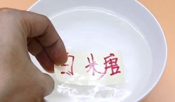 透明胶带放水里泡一泡，没想到有这个妙用，解决了很多人的烦恼