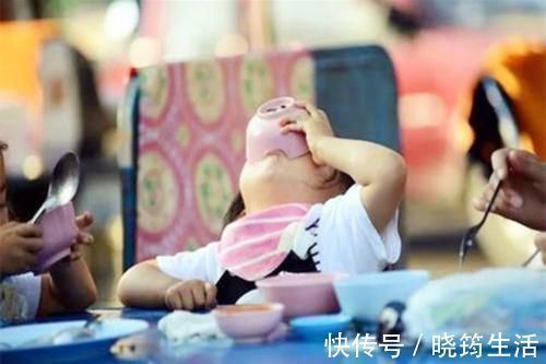 丑照|妈妈晒娃丑照走红,宝宝用脸吃饭、擦窗户,网友:娃不要面子的吗