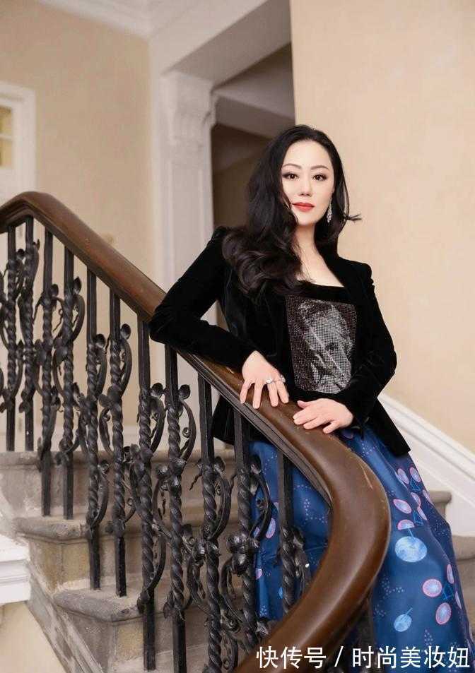 半身裙|章小蕙气质真学不来,穿西装配波点裙高贵华丽,骨子里的贵气