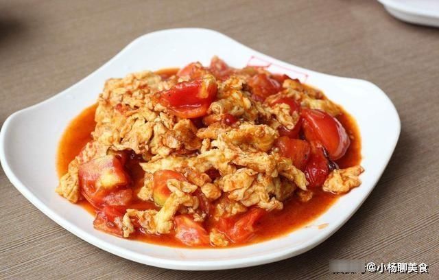 西红柿炒鸡蛋时,不要直接下锅炒,牢记三个技巧,鸡蛋鲜嫩没腥味