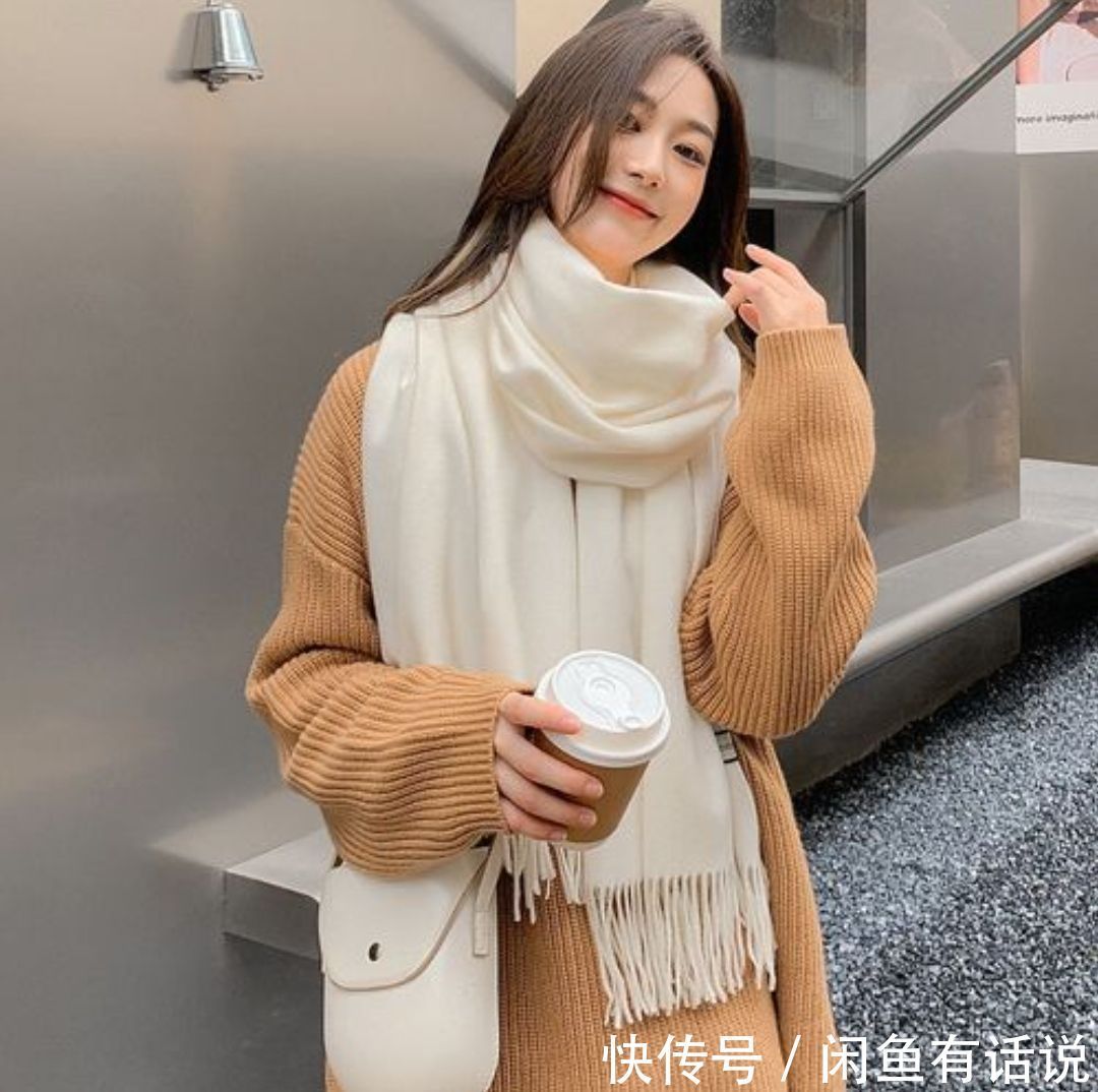 优雅 真正会穿的女人,都懂得用“同色系+一点白”,优雅大气还显高级