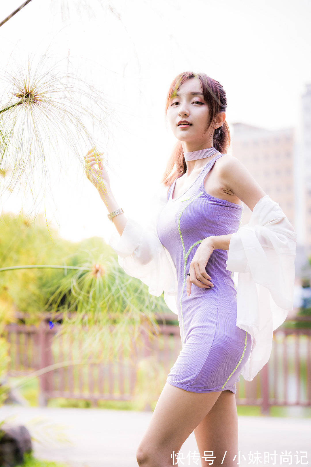 时尚感 吊带裙简单的设计不挑人,也很容易穿出时尚感