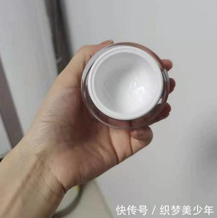 hr|“年薪20万”的人用什么面霜HR、海蓝之谜很常见,后2款没听过