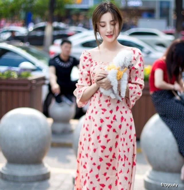 街拍街头小姐姐真是酷,白T也要凹得和别人不一样,巨显魅力