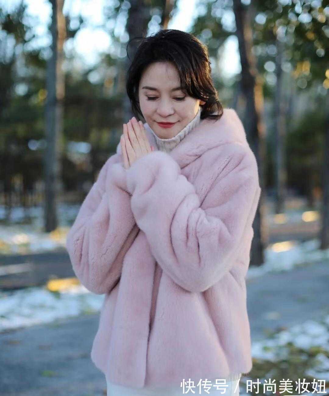 通身|五六十岁怎样穿出30岁即视感,学这位姐姐“粉色”穿搭,优雅减龄