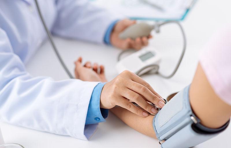 降压药|两个病例告诉你，高血压服药与不服药，10年之后的差别有多大