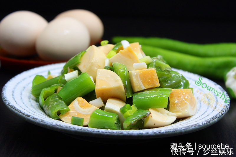 咸蛋炒辣椒时多加一步,辣椒香辣可口,软香入味,很好吃!