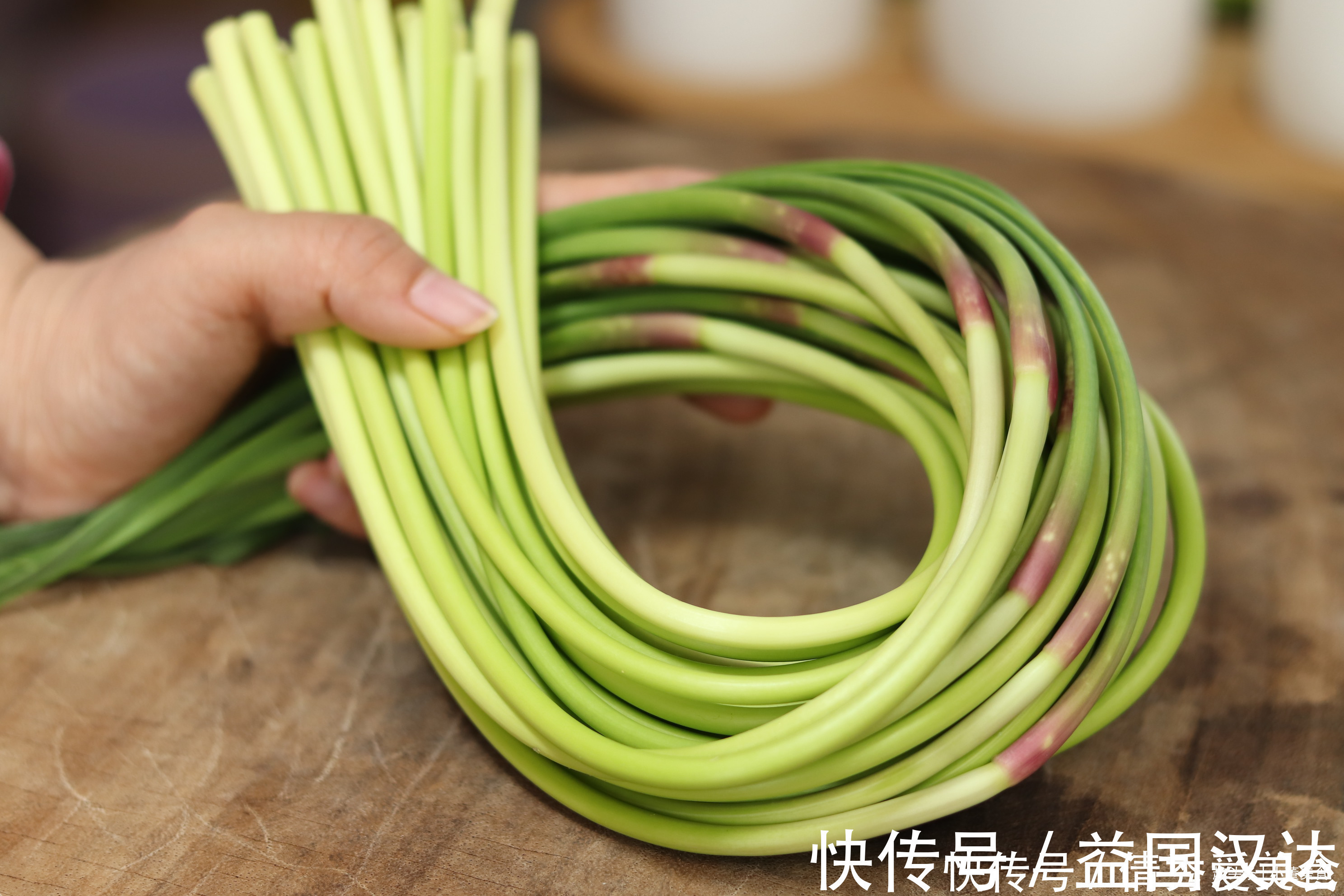 买蒜苔,要分清“红帽”和“黄帽”,区别挺大,买错难吃还费钱