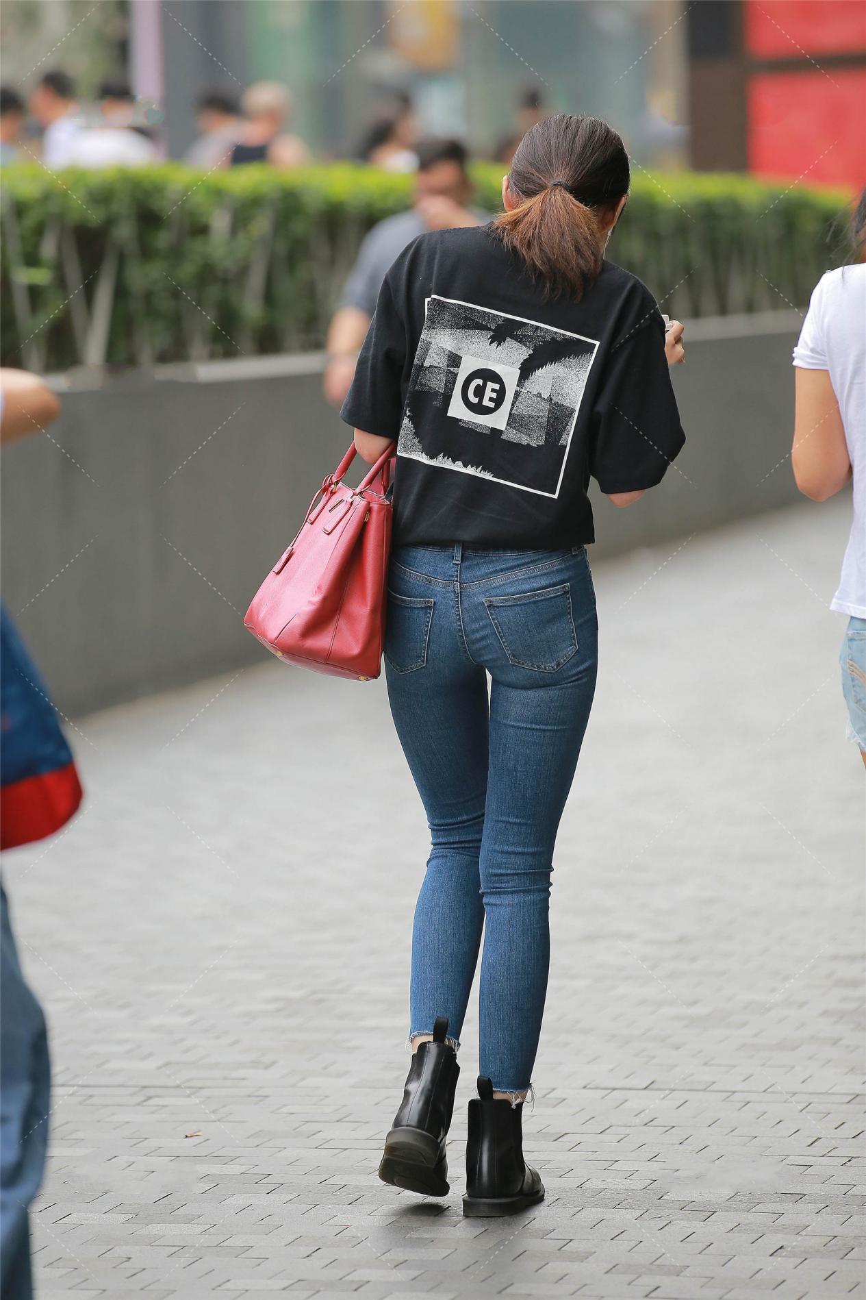 修身|短袖配牛仔裤的穿法很普通, 自己喜欢穿着舒服就行