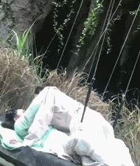 |搞笑GIF:女生千万不要穿裙子骑车 尤其是这种长裙子