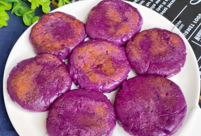 它富含花青素,热量比红薯低,做成饼煎一煎,香软营养且饱腹感强