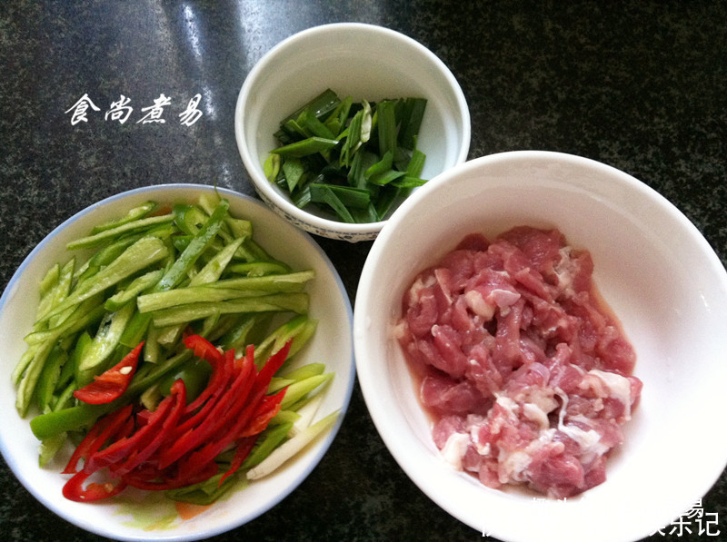  下饭|此菜三天两头就馋，简单炒一炒就出锅，香辣下饭，老妈却说热气