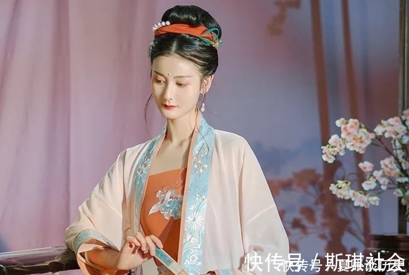 寂寞#李清照仅用三十三字,便将“寂寞女儿香”,写成一首优美的诗词